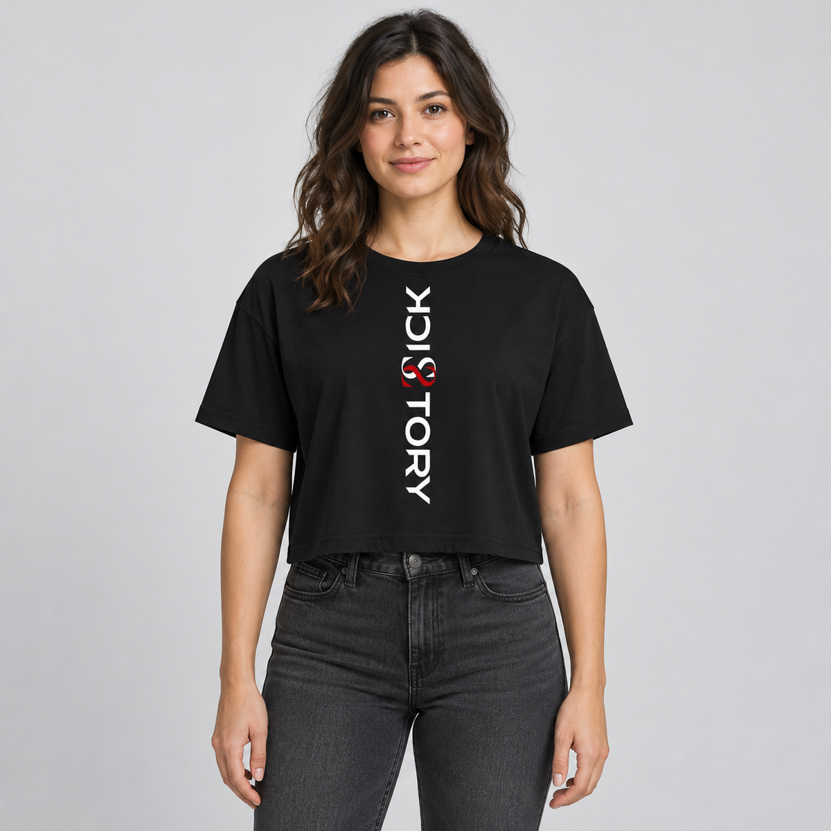 KI-Mockup: Schwarzes Sick Story Damen-Crop-Top an einem stehenden Model von vorne mit senkrechtem weiß-rotem Brustdruck.