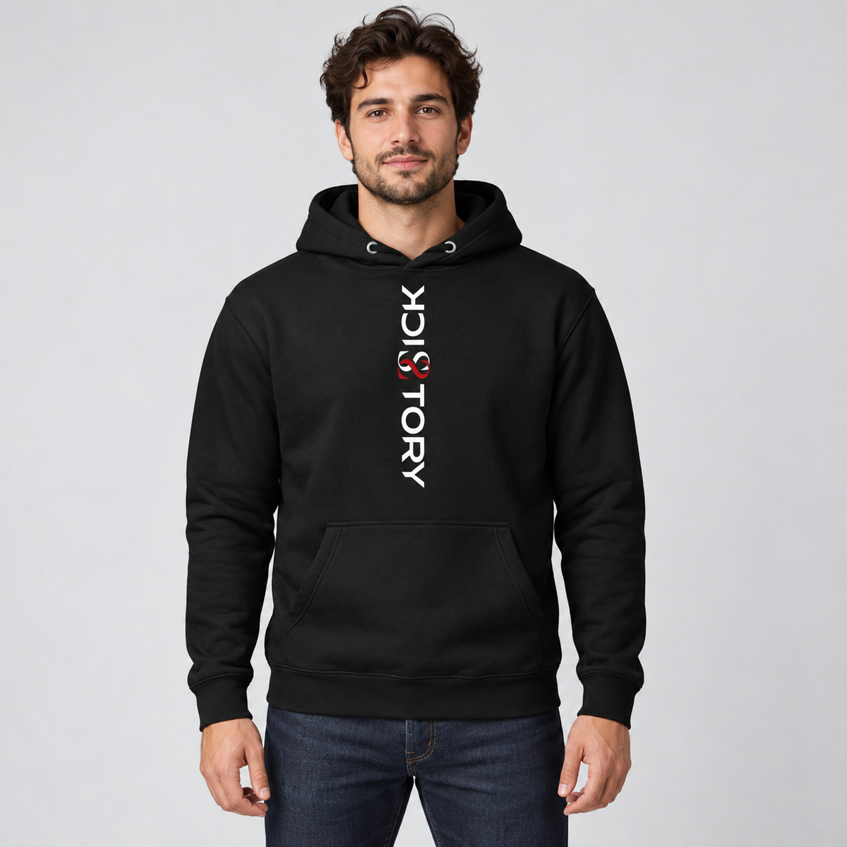 KI-Mockup: Schwarzer Sick Story Unisex-Hoodie an einem stehenden Model von vorne mit senkrechtem weiß-rotem Brustdruck.