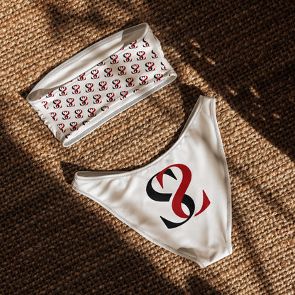 Retro del bikini a fascia bianco Sick Story su un tappeto intrecciato, con motivo del logo sul top e grande logo nero e rosso sullo slip