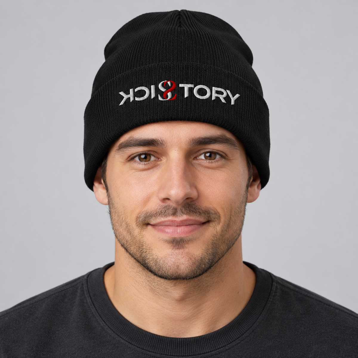 KI-Mockup: Schwarze Sick Story Baumwollmütze mit weiß-rotem gesticktem Logo an einem Model von vorne.
