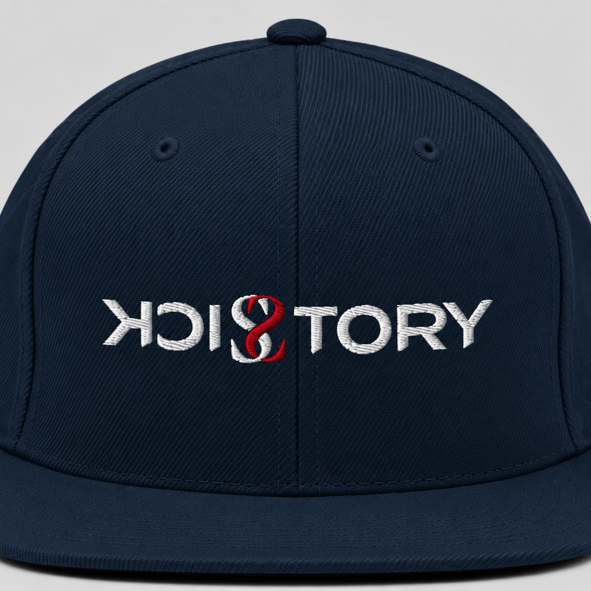 KI-Mockup: Nahansicht des weiß-roten Sick Story Stickmotivs auf der Vorderseite einer dunkelblauen Cap.