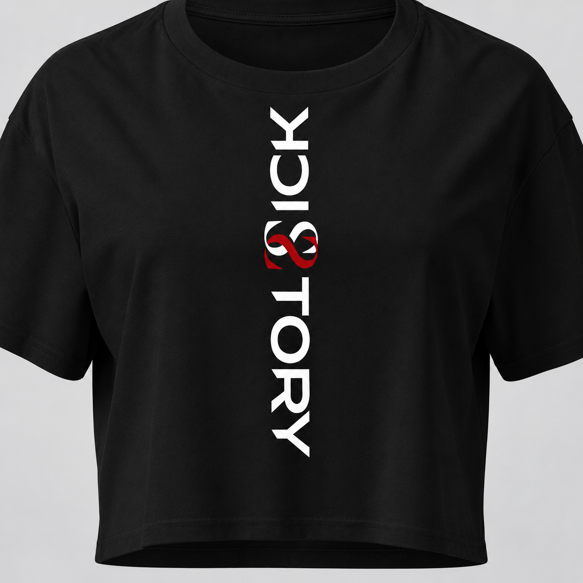 KI-Mockup: Nahansicht des senkrechten weiß-roten Sick Story Brustdrucks auf einem schwarzen Damen-Crop-Top.