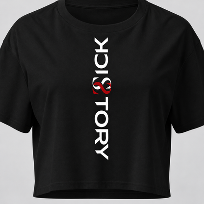 KI-Mockup: Nahansicht des senkrechten weiß-roten Sick Story Brustdrucks auf einem schwarzen Damen-Crop-Top.
