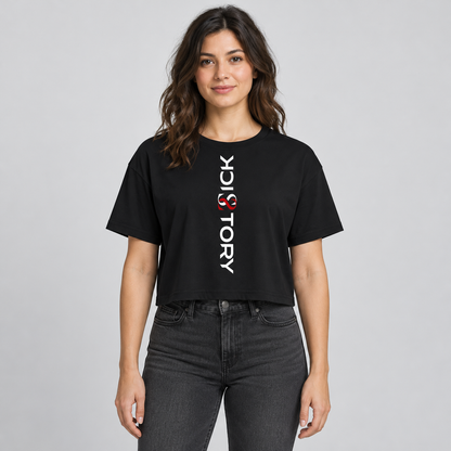 KI-Mockup: Schwarzes Sick Story Damen-Crop-Top an einem stehenden Model von vorne mit senkrechtem weiß-rotem Brustdruck.