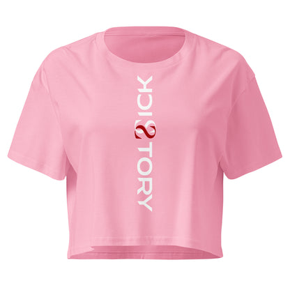 Pinkes Sick Story Damen Crop Top mit kurzen Ärmeln, Rundhalsausschnitt und senkrechtem weiß-rotem Logo-Schriftzug