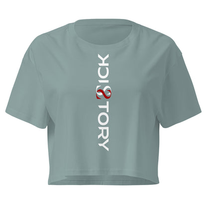 Graugrünes Sick Story Damen Crop Top mit kurzen Ärmeln, Rundhalsausschnitt und senkrechtem weiß-rotem Logo-Schriftzug