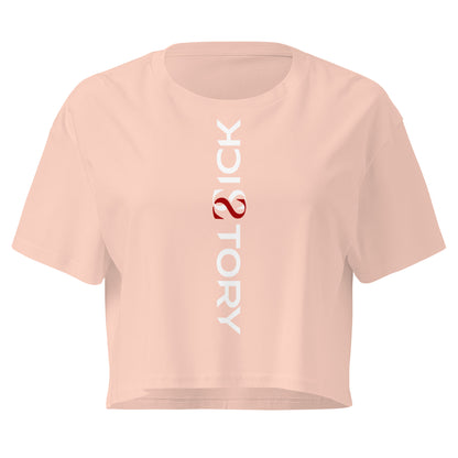 Hellrosa Sick Story Damen Crop Top mit kurzen Ärmeln, Rundhalsausschnitt und senkrechtem weiß-rotem Logo-Schriftzug
