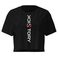 Camiseta corta de mujer Sick Story negra con manga corta, cuello redondo y letras verticales del logotipo en blanco y rojo