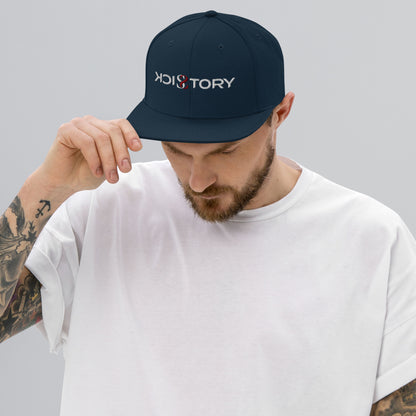 Mann trägt eine dunkelblaue Sick Story Snapback Cap mit besticktem Logo und hält den flachen Schirm