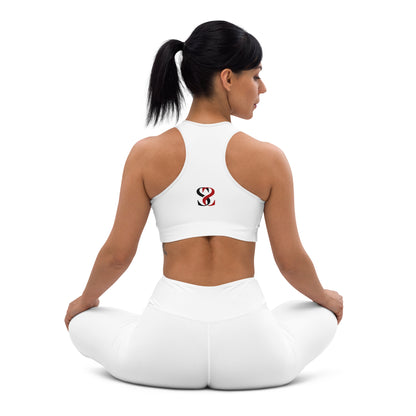 Rückenansicht des weißen Sick Story Sport-BHs mit Racerback-Schnitt und schwarz-rotem Logo am sitzenden Model