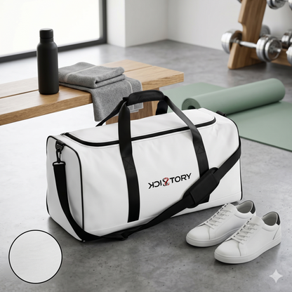 Borsa sportiva bianca Sick Story con manici e tracolla neri accanto a scarpe sportive in palestra