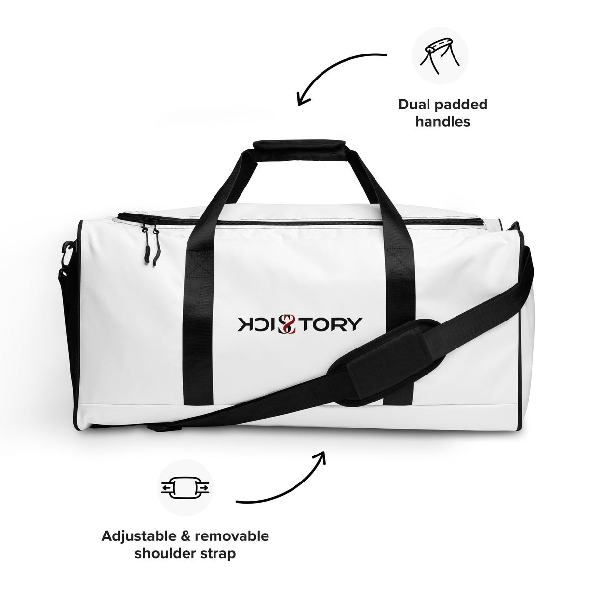 Borsa da viaggio bianca Sick Story con tracolla nera accanto a scarpe bianche in un soggiorno