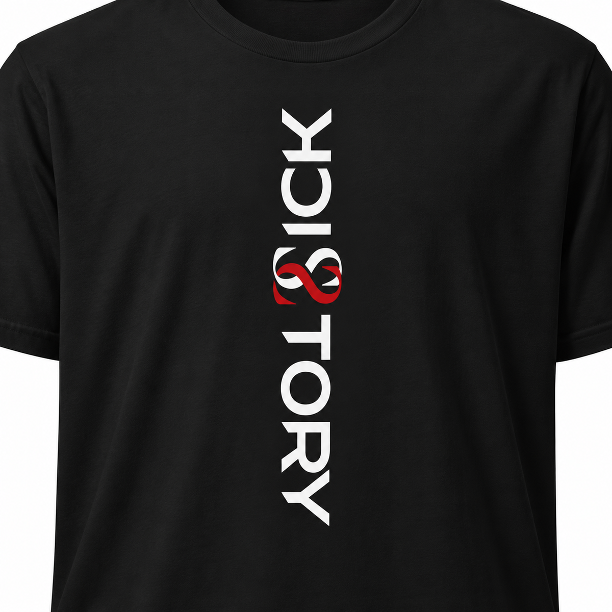 Maqueta generada con IA: detalle del estampado vertical blanco y rojo Sick Story en el pecho de una camiseta unisex negra Sick Story.